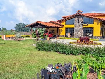 Finca en unidad cerrada con hermosa vista panorámica El Peñol