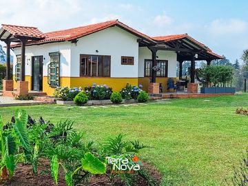 Finca en unidad cerrada con hermosa vista panorámica El Peñol
