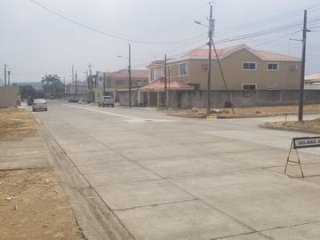 Venta Casa por Estrenar 4 Dorm. Sector Samborondon