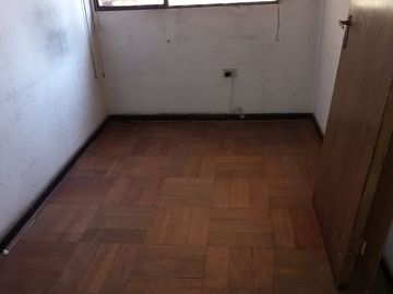 SE VENDE DEPTO. ANTIGUO PARA REMODELACION, 3 DORMI,2 BAÑOS, TERRAZA, LOGIA $105.000.000