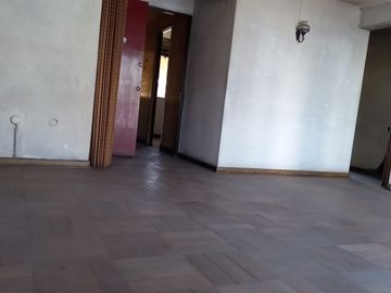 SE VENDE DEPTO. ANTIGUO PARA REMODELACION, 3 DORMI,2 BAÑOS, TERRAZA, LOGIA $105.000.000