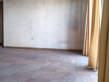 SE VENDE DEPTO. ANTIGUO PARA REMODELACION, 3 DORMI,2 BAÑOS, TERRAZA, LOGIA $105.000.000