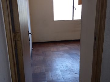 SE VENDE DEPTO. ANTIGUO PARA REMODELACION, 3 DORMI,2 BAÑOS, TERRAZA, LOGIA $105.000.000