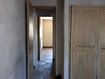 SE VENDE DEPTO. ANTIGUO PARA REMODELACION, 3 DORMI,2 BAÑOS, TERRAZA, LOGIA $105.000.000
