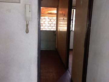 SE VENDE DEPTO. ANTIGUO PARA REMODELACION, 3 DORMI,2 BAÑOS, TERRAZA, LOGIA $105.000.000