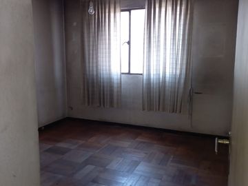 SE VENDE DEPTO. ANTIGUO PARA REMODELACION, 3 DORMI,2 BAÑOS, TERRAZA, LOGIA $105.000.000