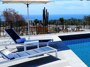 Condominio con vista al mar, alberca infinity zona de grill, gimnasio y spa, venta Cabo San Lucas.