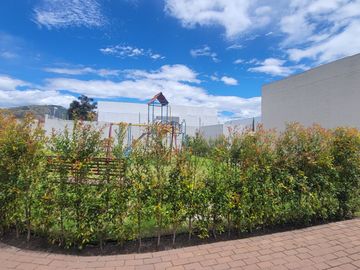 Tumbaco, en Venta Moderna Casa en Venta, Adosada a un Solo Lado. Amplio Jardin