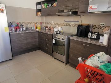 Tumbaco, en Venta Moderna Casa en Venta, Adosada a un Solo Lado. Amplio Jardin
