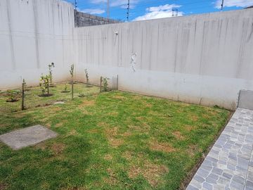 Tumbaco, en Venta Moderna Casa en Venta, Adosada a un Solo Lado. Amplio Jardin