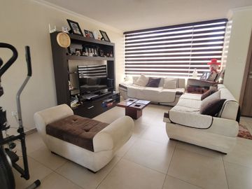 Tumbaco, en Venta Moderna Casa en Venta, Adosada a un Solo Lado. Amplio Jardin