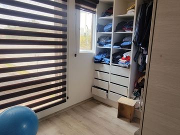 Tumbaco, en Venta Moderna Casa en Venta, Adosada a un Solo Lado. Amplio Jardin