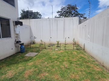 Tumbaco, en Venta Moderna Casa en Venta, Adosada a un Solo Lado. Amplio Jardin