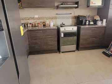 Tumbaco, en Venta Moderna Casa en Venta, Adosada a un Solo Lado. Amplio Jardin