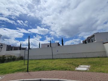 Tumbaco, en Venta Moderna Casa en Venta, Adosada a un Solo Lado. Amplio Jardin