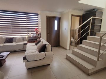 Tumbaco, en Venta Moderna Casa en Venta, Adosada a un Solo Lado. Amplio Jardin