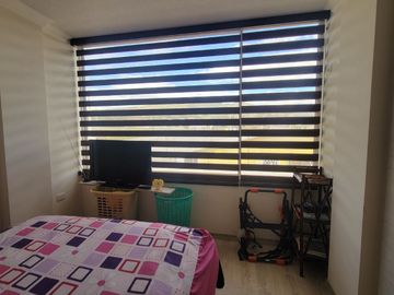 Tumbaco, en Venta Moderna Casa en Venta, Adosada a un Solo Lado. Amplio Jardin