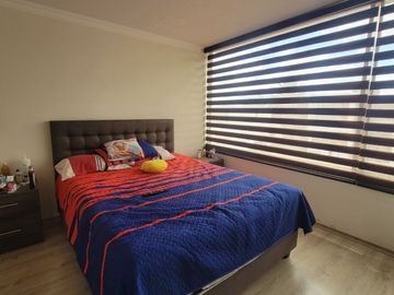 Tumbaco, en Venta Moderna Casa en Venta, Adosada a un Solo Lado. Amplio Jardin