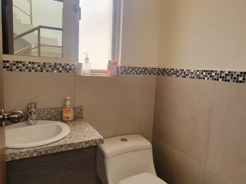 Tumbaco, en Venta Moderna Casa en Venta, Adosada a un Solo Lado. Amplio Jardin