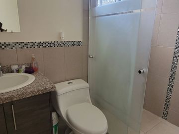 Tumbaco, en Venta Moderna Casa en Venta, Adosada a un Solo Lado. Amplio Jardin