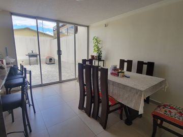 Tumbaco, en Venta Moderna Casa en Venta, Adosada a un Solo Lado. Amplio Jardin