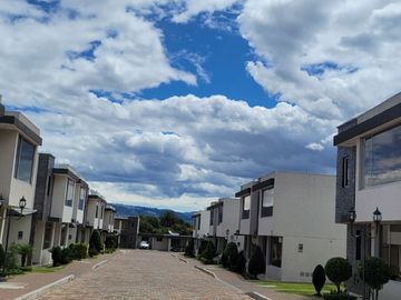 Tumbaco, en Venta Moderna Casa en Venta, Adosada a un Solo Lado. Amplio Jardin