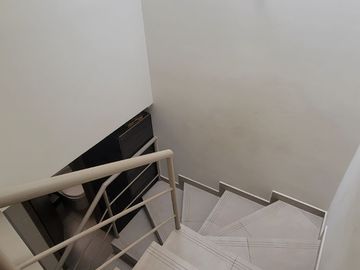Tumbaco, en Venta Moderna Casa en Venta, Adosada a un Solo Lado. Amplio Jardin