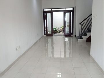 DIJUA RUMAH MINIMALIS 2 LANTAI TERAWAT @ AREA SARIJADI BANDUNG UTARA
