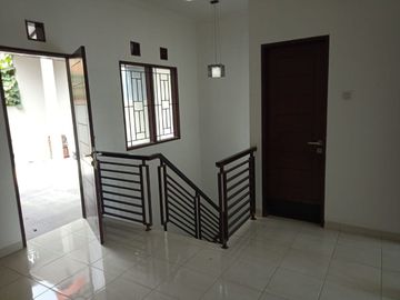 DIJUA RUMAH MINIMALIS 2 LANTAI TERAWAT @ AREA SARIJADI BANDUNG UTARA