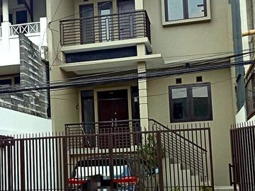 DIJUA RUMAH MINIMALIS 2 LANTAI TERAWAT @ AREA SARIJADI BANDUNG UTARA