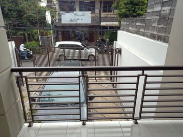 DIJUA RUMAH MINIMALIS 2 LANTAI TERAWAT @ AREA SARIJADI BANDUNG UTARA