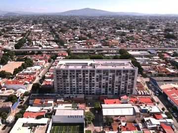 A 1 CUADRA DE LA LINEA 3 DEL TREN LIGERO EN COTO PRIVADO, CERCA DE TODO