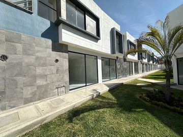 Venta de Casa con Alberca en Emiliano Zapata