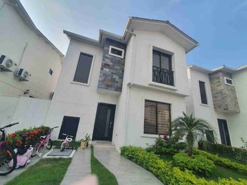Venta de Linda Casa de OPORTUNIDAD, en Urb.  Ciudad del Valle, Vía a Salitre