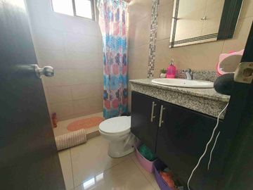Venta de Linda Casa de OPORTUNIDAD, en Urb.  Ciudad del Valle, Vía a Salitre