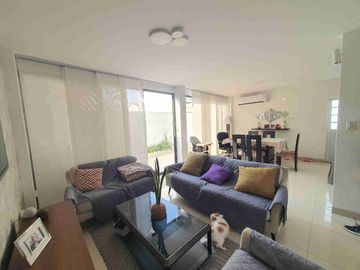 Venta de Linda Casa de OPORTUNIDAD, en Urb.  Ciudad del Valle, Vía a Salitre