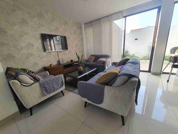 Venta de Linda Casa de OPORTUNIDAD, en Urb.  Ciudad del Valle, Vía a Salitre