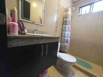 Venta de Linda Casa de OPORTUNIDAD, en Urb.  Ciudad del Valle, Vía a Salitre