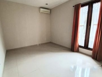Rumah with spacious rooms di Senayan Bintaro 12252-GB 0811111----