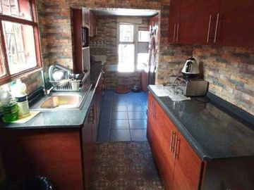 SE VENDE CASA CON DEPTO INTERIOR,  EN LA COMUNA CONCHALI 5D Y 2B