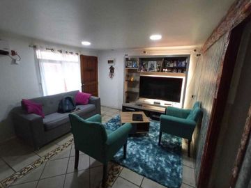 SE VENDE CASA CON DEPTO INTERIOR,  EN LA COMUNA CONCHALI 5D Y 2B