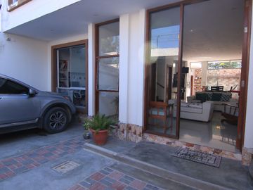 AMPLIA CASA EN VENTA URB. VISTA ALEGRE