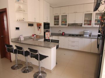 AMPLIA CASA EN VENTA URB. VISTA ALEGRE