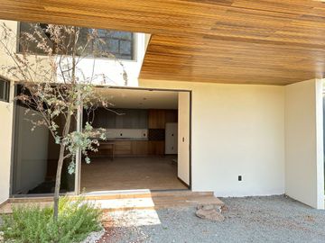 Venta hermosa casa construida a tres niveles Altozano morelia