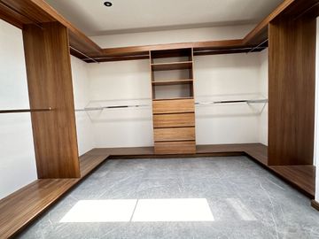 Venta hermosa casa construida a tres niveles Altozano morelia