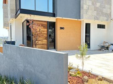 Venta hermosa casa construida a tres niveles Altozano morelia