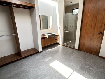 Venta hermosa casa construida a tres niveles Altozano morelia