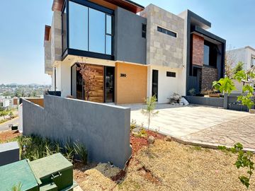Venta hermosa casa construida a tres niveles Altozano morelia