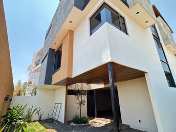 Venta hermosa casa construida a tres niveles Altozano morelia