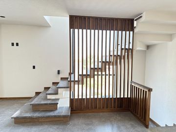 Venta hermosa casa construida a tres niveles Altozano morelia